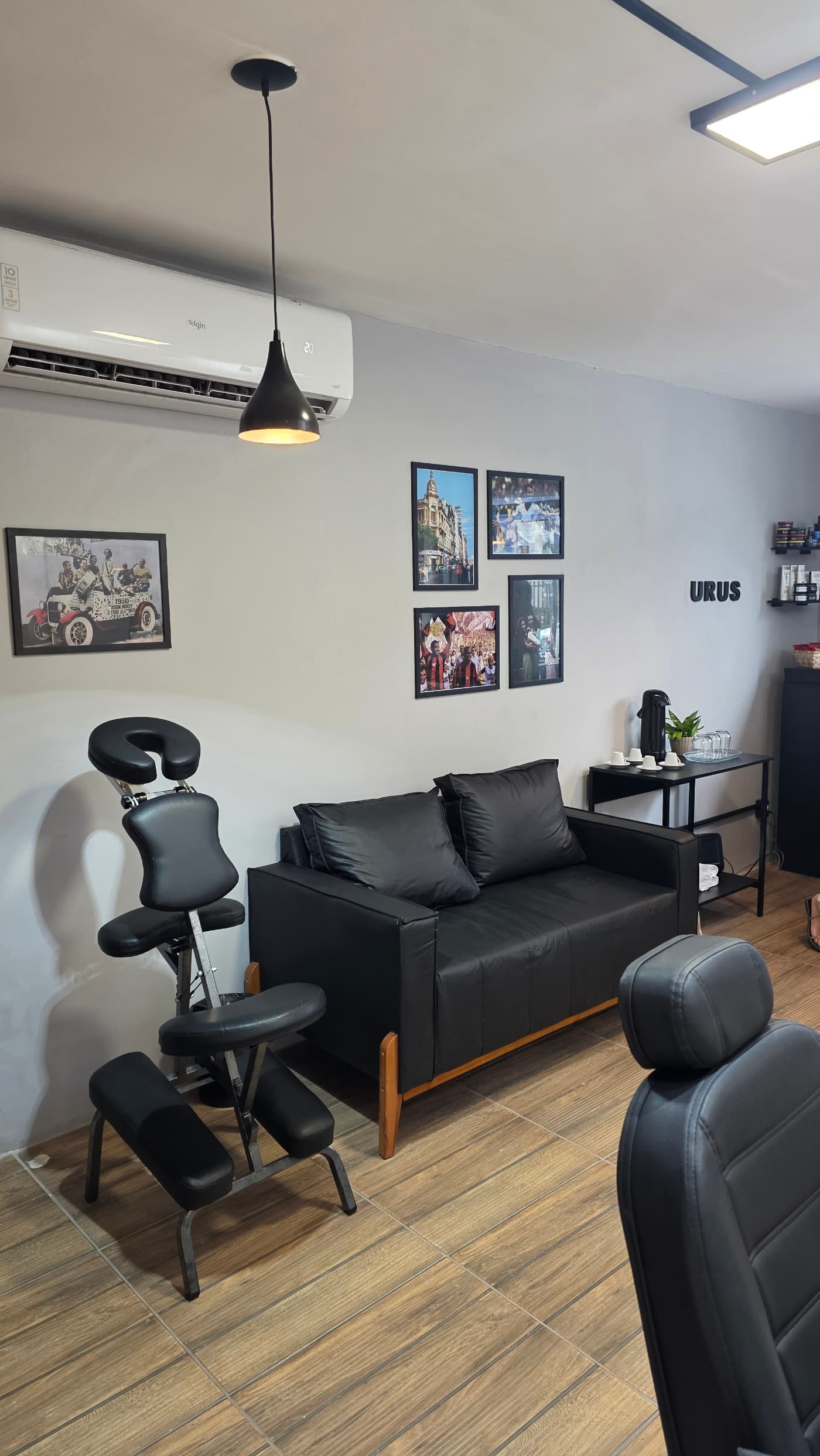 Interior da URUS Barbearia